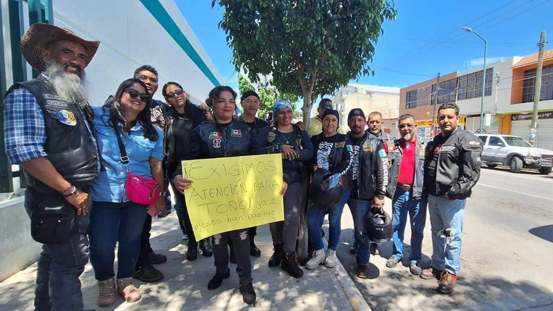 De manera pacífica un grupo de motociclistas realizó una manifestación afuera de la clínica 15 del IMSS en Tehuacán